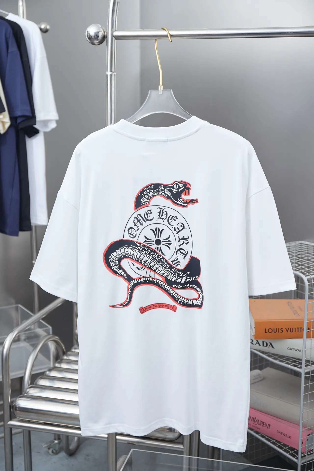 🅿️200 Ch*ome Hearte 25SS early spring new style Crow Heart Year of the Snake limited short-sleeved style Light luxury essential item for daily commuting for men and women Correct version Welcome to compare Detailed features · 320g 100% pure cotton double yarn jersey fabric · Custom dyed in the same cylinder, special thickened 32 count double-ply 1X1 thread · Year of the Snake limited edition print ➕ thick version letter logo · Double-needle sewing and cross-seam technology · Original main mark, washed tag, brand moisture-proof paper packaging Color: black/white Size: S/M/L/XL